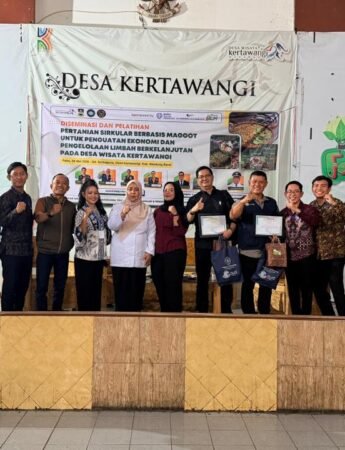 Mahasiswa Pascasarjana Poltekpar NHI Bandung Wujudkan Ekonomi Sirkular di Desa Wisata Kertawangi Lewat Pelatihan Pengolahan Sampah melalui budidaya Maggot